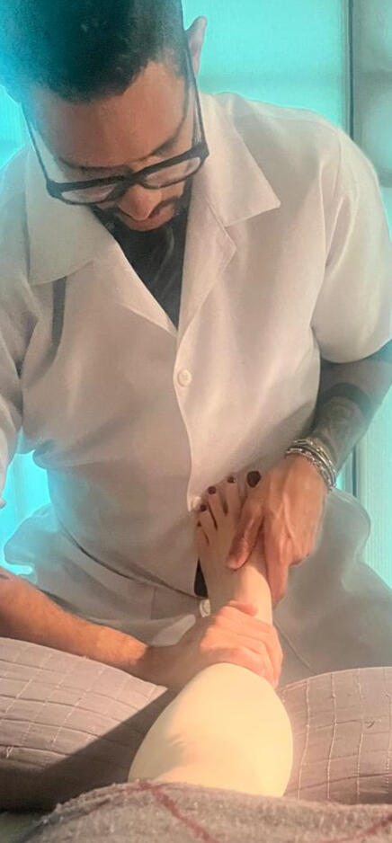 Feet relaxing:It's not every day that someone touches your feet like this, with a combination of Shiatsu´s pressure points and Deep Tissue´s relaxing footprint. 50min=90,00